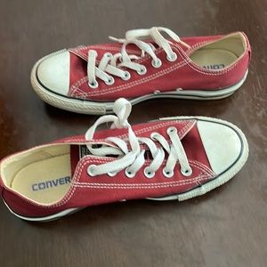 Mens burgundy/ red Converse sneakers. Size 8